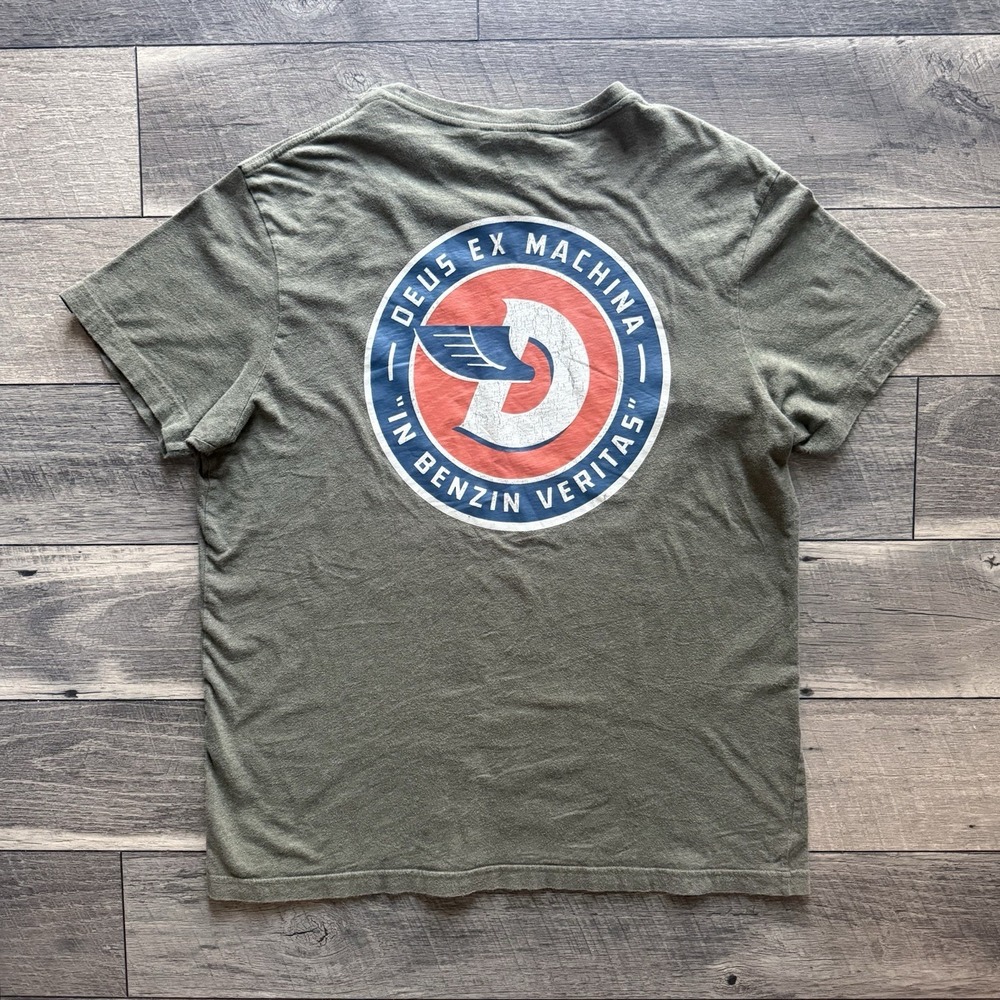 Deus Ex Machina Benzin Veritas Fleet Tee Men XL Olive Green Moto Graphic T-Shirt